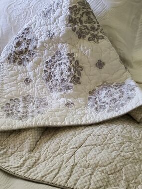 Pottery Barn Kids Gray Medallion Genevieve Toddler Crib Quilt